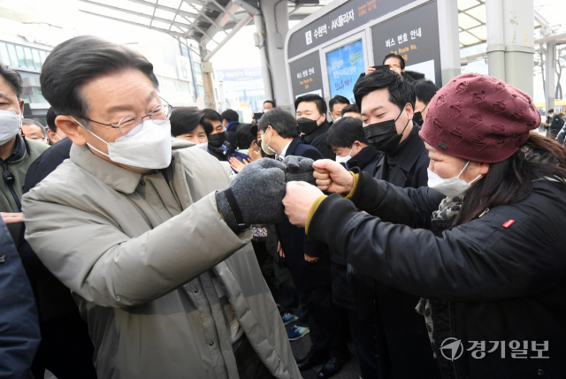 더불어민주당 이재명 대선 후보가 23일 오전 수원시 매산로테마거리에서 열린 '매타버스 수원 민심 속으로' 행사에서 지지자들과 인사하고 있다. 윤원규기자