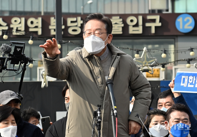 더불어민주당 이재명 대선 후보가 23일 오전 수원시 매산로테마거리에서 열린 '매타버스 수원 민심 속으로' 행사에서 연설하고 있다. 윤원규기자