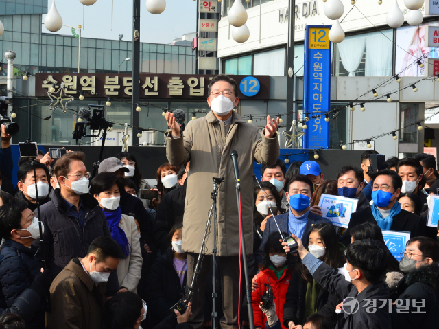 더불어민주당 이재명 대선 후보가 23일 오전 수원시 매산로테마거리에서 열린 '매타버스 수원 민심 속으로' 행사에서 연설하고 있다. 윤원규기자