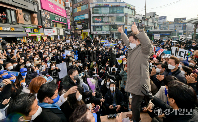 더불어민주당 이재명 대선 후보가 23일 오전 수원시 매산로테마거리에서 열린 '매타버스 수원 민심 속으로' 행사에서 지지자들에게 인사하고 있다. 윤원규기자