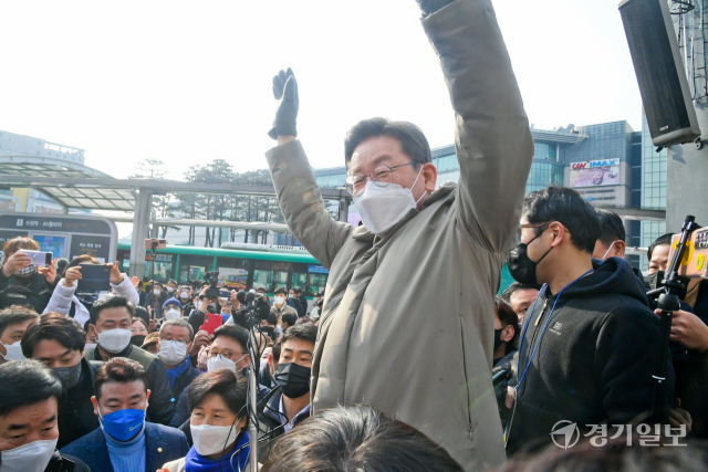 더불어민주당 이재명 대선 후보가 23일 오전 수원시 매산로테마거리에서 열린 '매타버스 수원 민심 속으로' 행사에서 지지자들에게 인사하고 있다. 윤원규기자