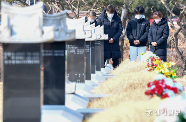 설 연휴를 일주일 앞둔 23일 오후 인천 부평구 인천가족공원을 찾은 시민들이 성묘를 하고 있다. 인천시는 코로나 19 확산을 예방하기 위해 설 연휴기간인 29일부터 오는 2월 2일까지 화장장을 제외한 인천가족공원 전 시설의 운영을 중단한다. 장용준기자