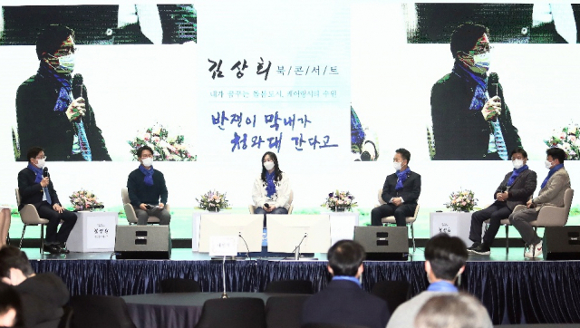 김상회 전 청와대 행정관(오른쪽에서 두번째)이 지난 22일 수원컨벤션센터 3층 컨벤션홀에서 열린 자신의 저서 ‘반쟁이 막내가 청와대 간다고’ 출판기념회에서 발언을 하고 있다. 김 전 행정관 제공