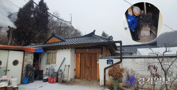 성남시 외곽 지역은 쓰러져 가는 집을 고치려 해도 조례에 묶여 보수조차 할 수 없어 지금도 나무보일러로 겨울철을 보내고 있다. 사진 우측상단은 석운동에서 60년째 거주 중인 성범용씨가 겨울철을 나기 위해 난방으로 나무보일러를 때고 있다. 진명갑기자