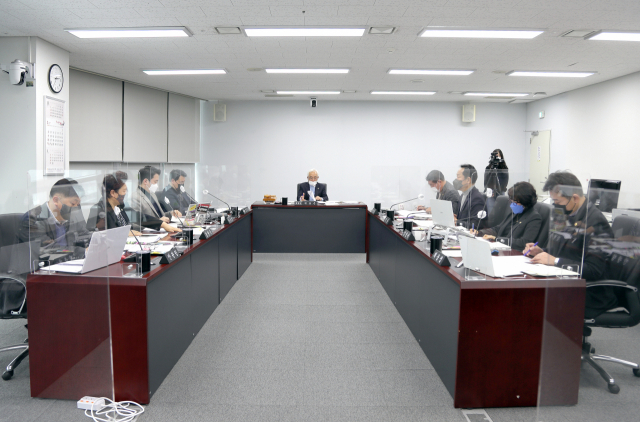 각종 문제점이 제기되자 성남시의회도 조례개정을 위해 나섰다. 사진은 지난 19일 열린 성남시의회 도시건설위원회가 도시계획 조례 개정을 위해 논의 중인 모습. 성남시의회 제공