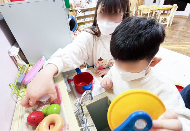 장애아 전담 보조교사가 최근 인천의 한 장애아 전문 어린이집에서 장애아를 돌보고 있다. 인천시 제공