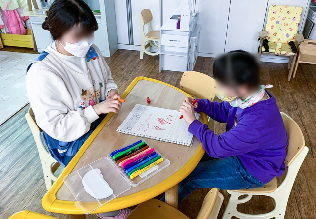 장애아 전담 보조교사가 최근 인천의 한 장애아 전문 어린이집에서 장애아를 돌보고 있다. 인천시 제공