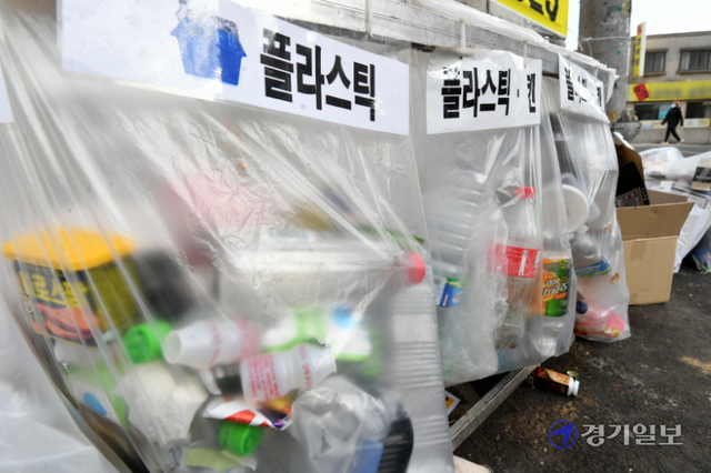 지난해 말부터 단독주택, 상가 등에 대한 투명페트병 별도 분리배출 제도가 시행됐으나 제대로 지켜지지 않고 있다. 24일 오후 수원시내 한 주택가 분리배출대에 플라스틱 폐기물들이 뒤섞인 채 버려져 있다. 김시범기자