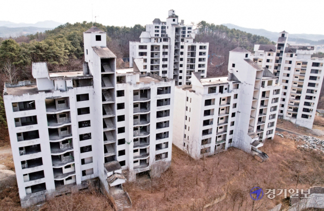 시공사의 부도로 12년째 공사가 중단된 용인시 처인구 고림동 한 아파트 단지가 흉물로 방치돼 있다. 윤원규기자