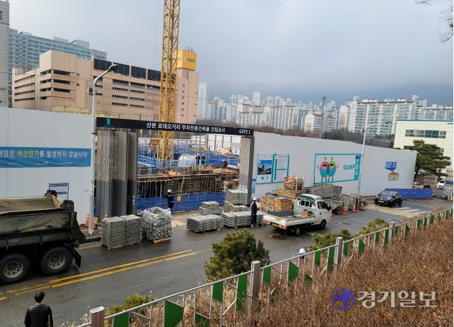 군포시 산본 로데오거리 주차전용건물 건립현장 인근에 건축자재가 도로와 인도를 불법 점용, 안전사고 위험과 주민통행에 불편을 주고 있다 사진은 산본로데오거리 주차전용건물 공사현장. 윤덕흥기자