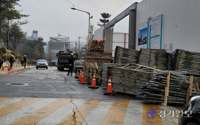 군포시 산본 로데오거리 주차전용건물 건립현장 인근에 건축자재가 도로와 인도를 불법 점용, 안전사고 위험과 주민통행에 불편을 주고 있다 사진은 산본로데오거리 주차전용건물 공사현장. 윤덕흥기자