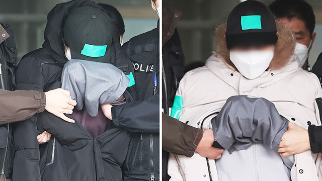 열 살 조카를 물고문하는 등 학대로 숨지게 한 무속인 이모 A씨(왼쪽)와 국악인 이모부 K씨가 지난해 2월 영장실질심사에 출석하기 위해 용인동부경찰서에서 나오고 있다. 연합뉴스
