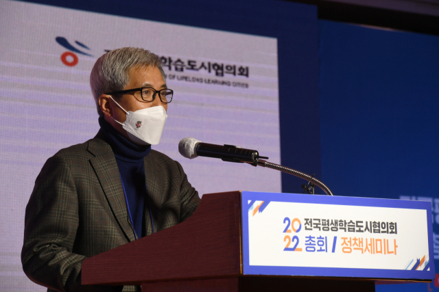곽상욱 전국평생학습도시협의회장(오산시장)이 지방정부의 자치교육 시대 선언을 하고 배경설명을 하고 있다.