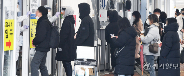 국내 코로나19 일일 확진자 수가 8천571명으로 역대 최고를 기록한 25일 오전 인천 연수구 코로나19 송도미추홀타워 임시선별검사소에서 시민들이 검체검사를 받고 있다. 이날 연수구는 121명의 확진자가 쏟아져 나왔다. 장용준기자