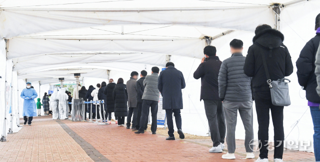 국내 코로나19 일일 확진자 수가 8천571명으로 역대 최고를 기록한 25일 오전 인천 연수구 코로나19 송도미추홀타워 임시선별검사소에서 길게 늘어선 시민들이 검사 순서를 기다리고 있다. 이날 연수구는 121명의 확진자가 쏟아져 나왔다. 장용준기자