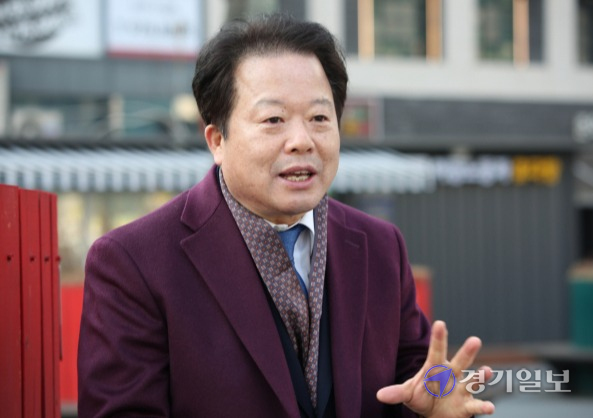 30여년 상인 경험을 토대로 소상공인 권익 보호에 앞장서고 있는 김용락 경기도소상공인연합회장(고양시소상공인연합회장 겸임)이 경기일보와 인터뷰를 하고 있다. 김태훈 기자