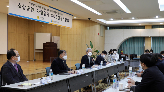 경기도시장상권진흥원이 지난해 12월 추진한 'SOS현장지원단 간담회'에서 이홍우 원장이 소상공인들과 소통하고 있다. 경기도시장상권진흥원 제공