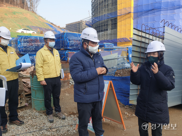 김보라 안성시장이 26일 오후 행정과 안전, 경제, 건축, 보건 담당 관계자와 양성면 이현리 7만㎡ 규모의 물류창고 신축현장을 둘러보고 있다. 박석원기자