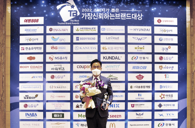 26일 ‘2022 소비자가 뽑은 가장 신뢰하는 브랜드 대상’에서 아워홈 최원진 팀장이 ‘어린이 식재 부문’과 ‘식자재 유통 부문’ 2개 부문 대상 기념촬영을 하고 있다.
