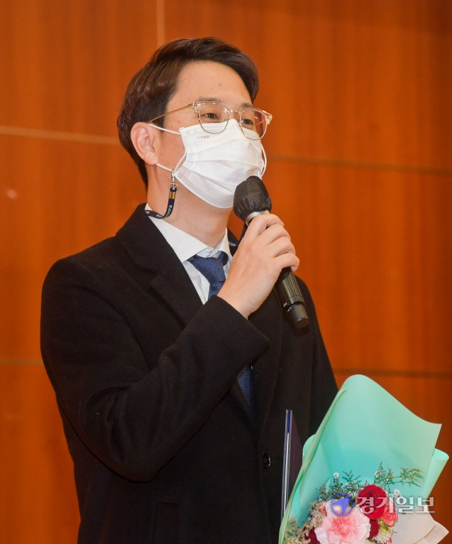 26일 수원 경기아트센터 꿈꾸는컨벤션홀에서 열린 인천경기기자협회장 이취임식에서 제48대 회장에 취임한 경기일보 이호준 차장. 윤원규기자