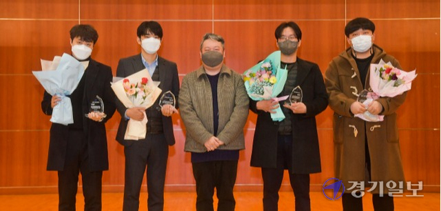 26일 수원 경기아트센터 꿈꾸는컨벤션홀에서 열린 인천경기기자협회 올해의 기자상 시상식에서 올해의 기자상을 수상한 경기일보 사회부 기자들. (왼쪽부터) 이정민, 정민훈, 문완태 인천경기기자협회 이임회장, 양휘모 차장, 장희준. 윤원규기자