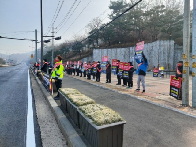 남양주 한 종교단체가 신도와 가족들에 한해 유골을 봉안할 수 있는 수목장림(자연수목장) 건립을 추진하자 인근 주민들이 반발하고 있다. 사진은 남양주 수동면 외방리 주민들이 남양주시청 맞은편 목민심서 경관광장에서 수목장 건립에 반대하는 집회를 하고 있다. 독자 제공