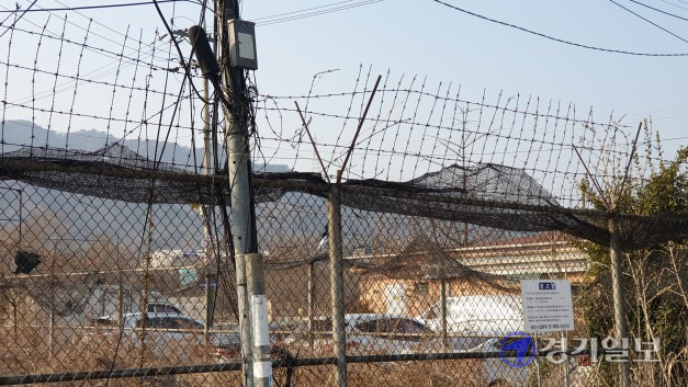 의정부 동부경찰서 부지가 용현동 만가대 일대로 확정됐다. 사진은 의정부동부경찰서가 들어설 만가대 용현동 174-2 일대, 철조망이 쳐진 곳이 옛 캠프 인디언 터로 국방부 시설본부가 관리하고 있다. 김동일기자