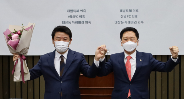 국민의힘 유의동 의원(평택을, 왼쪽)이 신임 정책위의장에 취임했다. (유의동 의원실 제공)