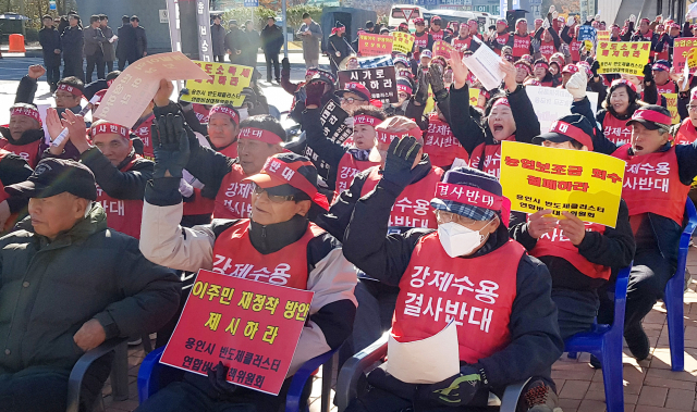 지난 2019년 11월 용인시청 앞에서 원삼면 주민 등 300여명이 반도체클러스터 토지 강제수용 절대 반대와 생존권 보장을 요구하며 집회를 열고 있다. 경기일보DB