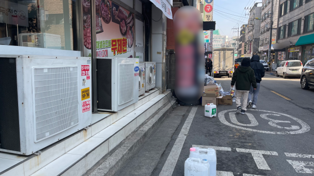 ▲화성시 진안동 한 음식점의 에어컨 실외기가 규정에 맞지 않게 설치돼있다.
