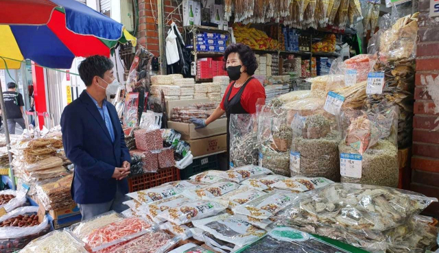 최정수 경인지방통계청장(왼쪽)이 수원 지동시장을 방문해 물가 현장점검을 실시하고 있다. 경인지방통계청 제공