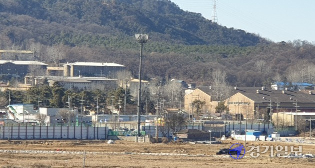 의정부시가 폐쇄된 캠프 레드 크라우드와 캠프 스탠리 등 미군기지 2곳 조속 반환을 정부에 촉구하고 나섰다. 사진은 고산동 문화복합단지 쪽에서 바라본 캠프 스탠리 전경. 헬기급유시설만 유지되고 텅 비어 있다. 김동일기자