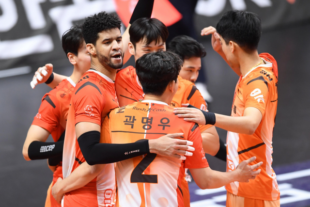 2일 안산상록수체육관에서 열린 ‘도드람 2021-2022 V리그’ 안산 OK금융그룹과 의정부 KB손해보험의 경기에서 OK금융그룹 선수들이 승리한 뒤 환호하고 있다. 연합뉴스