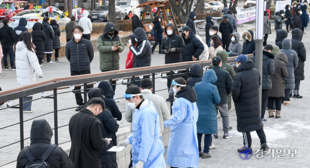 설연휴 마지막날인 2일 오전 인천 남동구 인천시청 코로나19선별검사소에 길게 늘어선 시민들이 검사 순서를 기다리고 있다. 폭증하는 오미크론 확산에 대응하기 위해 3일부터 전국의 임시선별검사소와 호흡기전담클리닉과 동네 병·의원 등 700여곳에서 코로나19 환자 진단검사 및 치료가 이뤄진다. 장용준기자