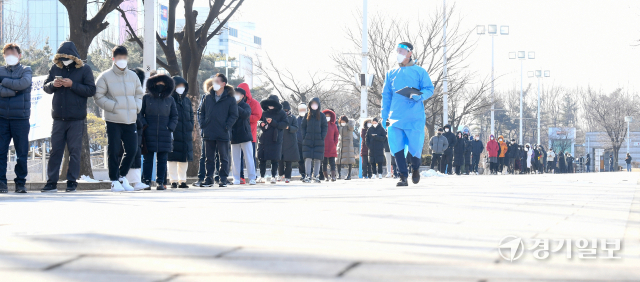 설연휴 마지막날인 2일 오전 인천 남동구 인천시청 코로나19선별검사소에 길게 늘어선 시민들이 검사 순서를 기다리고 있다. 폭증하는 오미크론 확산에 대응하기 위해 3일부터 전국의 임시선별검사소와 호흡기전담클리닉과 동네 병·의원 등 700여곳에서 코로나19 환자 진단검사 및 치료가 이뤄진다. 장용준기자