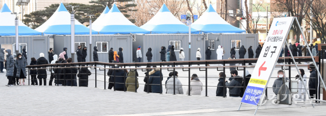 설연휴 마지막날인 2일 오전 인천 남동구 인천시청 코로나19선별검사소에 길게 늘어선 시민들이 검사 순서를 기다리고 있다. 폭증하는 오미크론 확산에 대응하기 위해 3일부터 전국의 임시선별검사소와 호흡기전담클리닉과 동네 병·의원 등 700여곳에서 코로나19 환자 진단검사 및 치료가 이뤄진다. 장용준기자