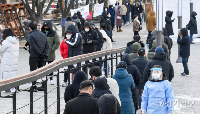 설연휴 마지막날인 2일 오전 인천 남동구 인천시청 코로나19선별검사소에 길게 늘어선 시민들이 검사 순서를 기다리고 있다. 폭증하는 오미크론 확산에 대응하기 위해 3일부터 전국의 임시선별검사소와 호흡기전담클리닉과 동네 병·의원 등 700여곳에서 코로나19 환자 진단검사 및 치료가 이뤄진다. 장용준기자