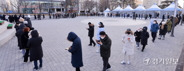 설연휴 마지막날인 2일 오전 인천 남동구 인천시청 코로나19선별검사소에 길게 늘어선 시민들이 검사 순서를 기다리고 있다. 폭증하는 오미크론 확산에 대응하기 위해 3일부터 전국의 임시선별검사소와 호흡기전담클리닉과 동네 병·의원 등 700여곳에서 코로나19 환자 진단검사 및 치료가 이뤄진다. 장용준기자