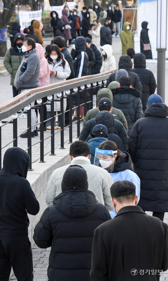 설연휴 마지막날인 2일 오전 인천 남동구 인천시청 코로나19선별검사소에 길게 늘어선 시민들이 검사 순서를 기다리고 있다. 폭증하는 오미크론 확산에 대응하기 위해 3일부터 전국의 임시선별검사소와 호흡기전담클리닉과 동네 병·의원 등 700여곳에서 코로나19 환자 진단검사 및 치료가 이뤄진다. 장용준기자