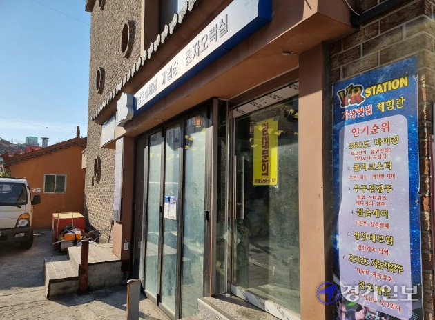 3일 인천 중구 차이나타운 내 한 상가에 임대문의 팻말이 붙어 있다. 박주연기자