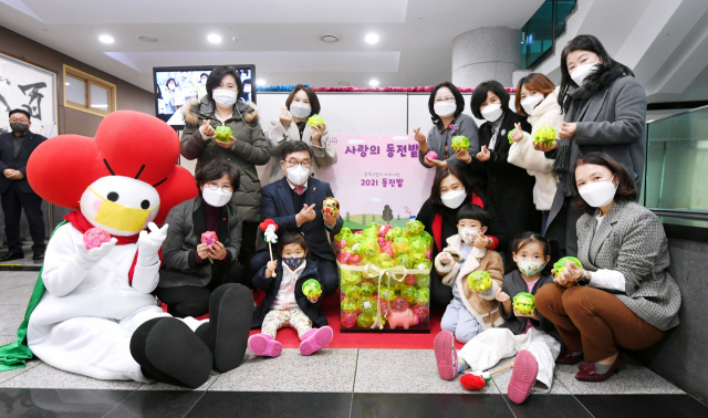 광주시의 이웃사랑 온도가 코로나19 한파에도 목표액을 초과했다. 신동헌 시장이 ‘사랑의 동전밭’ 앞에서 직원들과 기념촬영을 하고 있다. 광주시 제공