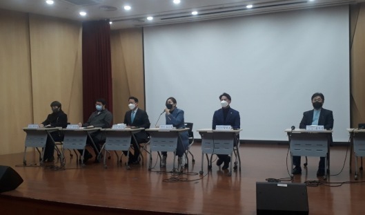 7일 수원 소재 경기도교육복지종합센터에서 열린 '2022 경기체육 대전환을 위한 정담회'에 참석한 패널들. (왼쪽부터) 수원 청명중 탁구부 학부모 대표, 임성철 광명 광문고 체육부장, 권성규 부천북고 교장, 임오경 국회의원, 황대호 경기도의원, 성기선 가톨릭대 교수