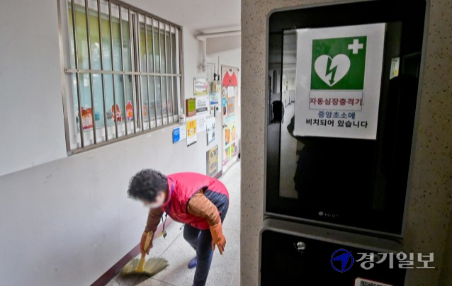 7일 오전 수원시 권선구 한 아파트단지 자동심장충격기 보관함에 자동심장충격기가 중앙초소에 비치되어 있는 안내문이 붙어 있다. 윤원규기자