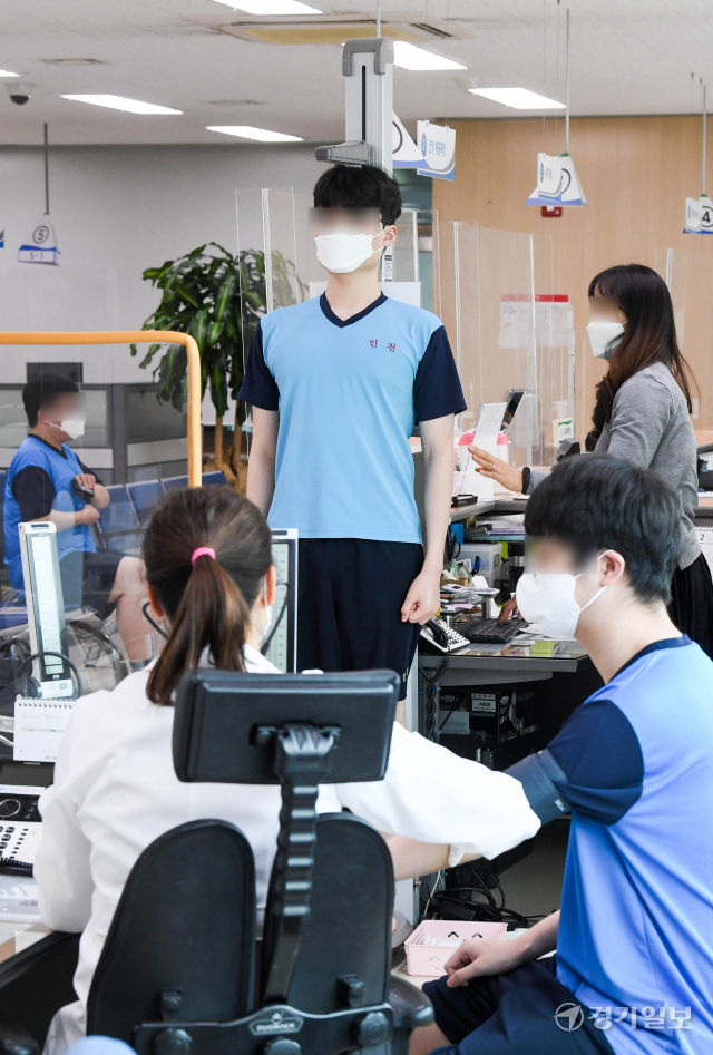 2022년 첫 병무청 신체검사일인 7일 오전 인천 미추홀구 인천병무지청에서 한 병역판정 대상자가 신체검사를 받고 있다. 장용준기자