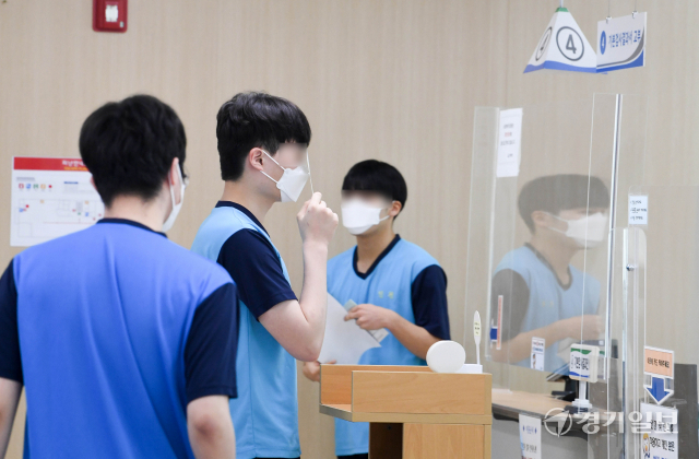 2022년 첫 병무청 신체검사일인 7일 오전 인천 미추홀구 인천병무지청에서 한 병역판정 대상자가 신체검사를 받고 있다. 장용준기자