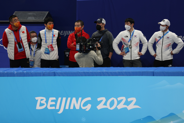 2022 베이징 동계올림픽 개막 사흘째인 7일 오후 중국 베이징 캐피탈 실내 경기장에서 열린 쇼트트랙 남자 1000m 준결승 경기에서 황대헌에 대한 실격 판정이 내려지자 코치진이 황당해하고 있다. 연합뉴스