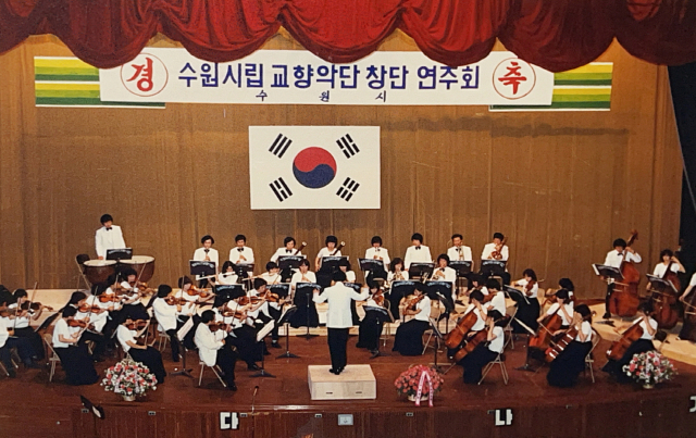 사진1)지난해 11월 수원시청 로비에서 ‘수원시립교향악단과 함께하는 힐링음악회’가 열려 염태영 수원시장과 단원들이 대화를 나누고 있다.