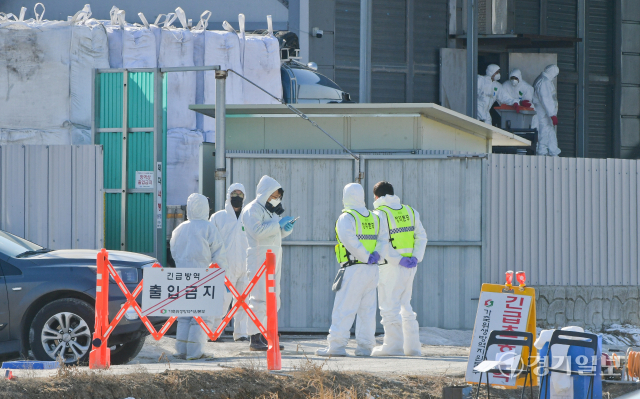 고병원성 조류인플루엔자(AI) 의심사례가 신고된 평택시 한 산란계 농장에서 8일 오후 방역관계자들이 농장 출입을 통제하고 있다. 윤원규기자