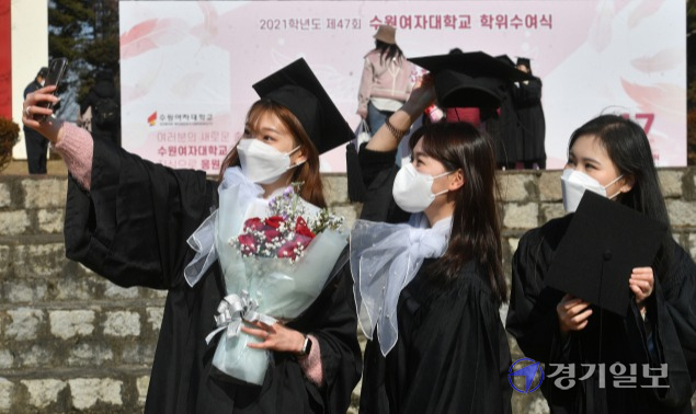 8일 오후 학위수여식이 열린 수원여자대학교에서 졸업생들이 기념촬영을 하며 추억을 남기고 있다.조주현기자