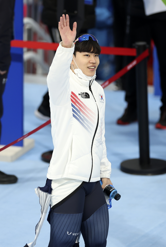 김민석이 8일 오후 중국 베이징 국립 스피드스케이팅 경기장에서 열린 2022 베이징 동계올림픽 스피드스케이팅 남자 1천500m 경기에서 동메달을 획득한 후 환호하고 있다. 연합뉴스